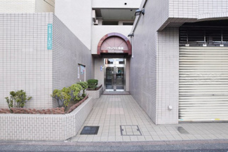 【エントランス】 | マンションの正面エントランス。出入りする人間を癒してくれるマンション入り口であり、その建物の「顔」でもあります。～即日のご見学可能～　お問合せはお気軽にどうぞ。