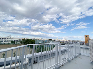 【展望】 | 北側の眺望。抜けるような青空を眺めることができます。