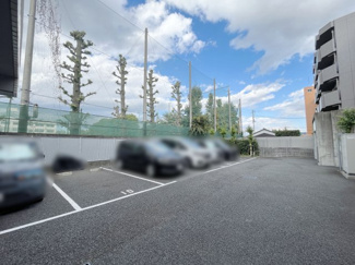 【駐車場】 | 敷地内駐車場。平置き駐車場となっております。入口はシャッターゲートになっておりセキュリティも安心です。※2023年10月時点は空き無