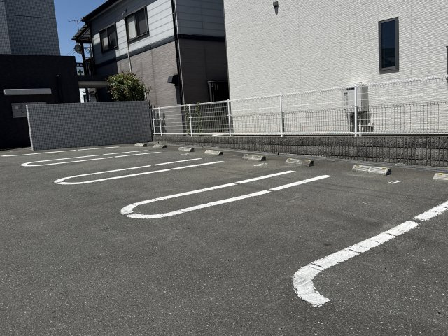 コレクト　ライルの駐車場