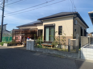 【外観】 | 千葉市緑区おゆみ野中央8丁目　平家一戸建　ＪＲ外房線「鎌取駅」周辺の街並みと青空に映える美しい外観。
周辺は高い建物がなく、空が広く感じるような住宅街です。
閑静な住宅地で、子育て家族にピッタリ。
