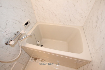 【浴室】 | ハイム行村 | コンパクトで使いやすいお風呂です
ハイム行村　205号室　2018年9月11日撮影