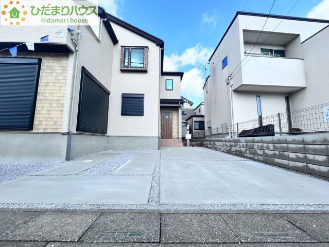 西区プラザ　11期　新築一戸建て　ケイアイテラス　01の駐車場|並列2台分の駐車スペース！
前面道路が広いのでお車の出入りも安心です☆彡