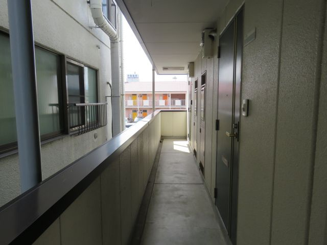 白金ビルのエントランス