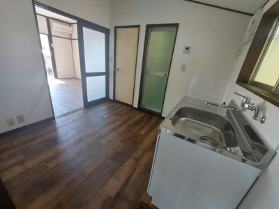 【居間・リビング】 | 第三小口ハウス | キッチンも小さいテーブルくらいならおける大きさです。床はクッションフロア