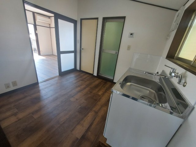 【居間・リビング】 | 第三小口ハウス | キッチンも小さいテーブルくらいならおける大きさです。床はクッションフロア