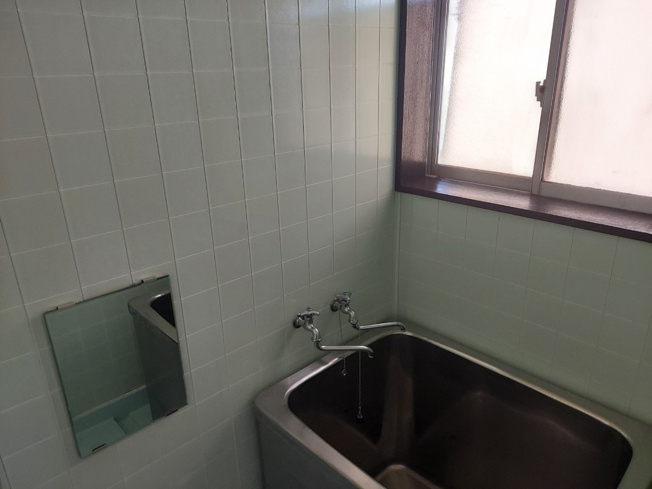 【浴室】 | 第三小口ハウス | 窓がお風呂についていてバストイレ別なのもうれしいですね！