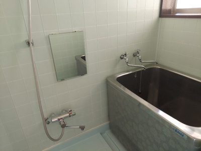 【浴室】 | 第三小口ハウス | 窓付きのお風呂、開放感があります。