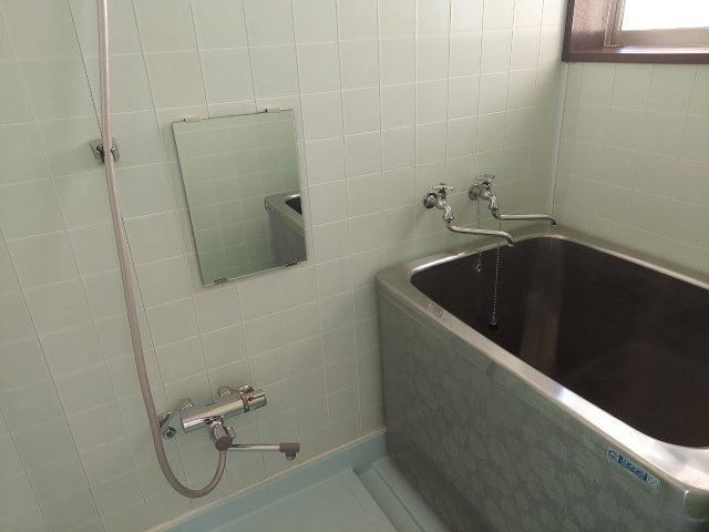 【浴室】 | 第三小口ハウス | 窓付きのお風呂、開放感があります。