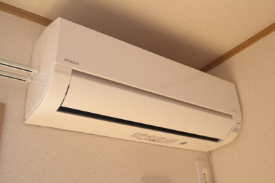 【設備】 | ウィンディタウン貝島Ⅱ E | リビングにあるエアコンです