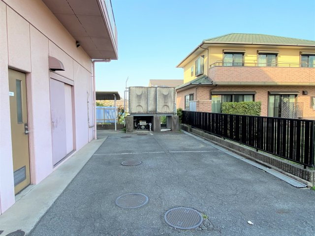 メゾン平松の駐車場