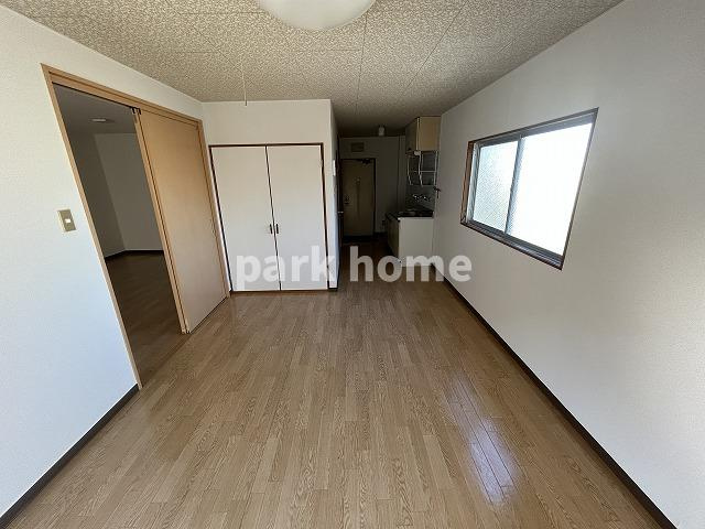 コーポMIKI Ⅰ南棟の居間・リビング|こちらのリビングで趣味の時間をお楽しみください