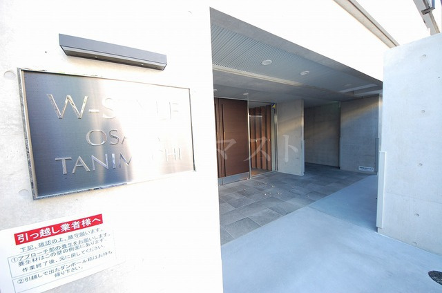 W-STYLE大阪谷町のエントランス