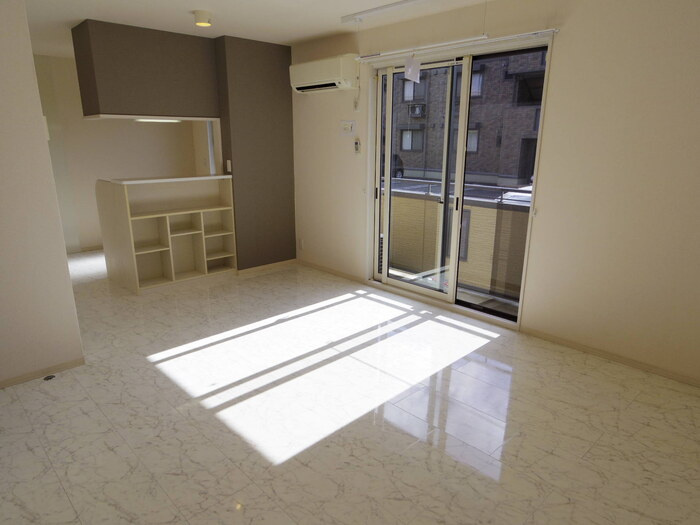 ラ ルーナ Ｂの居間・リビング|リビング（エアコン・室内物干し付）