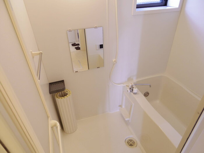 ラ ルーナ Ｂの浴室|ユニットバス（小窓付）