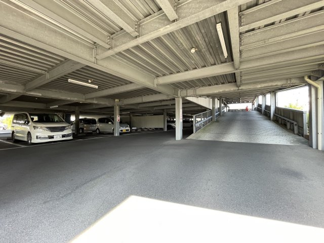 アンピール弥生が丘の駐車場