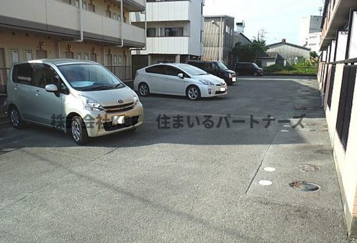シャトレM’S弐番館の駐車場|カースペースがあります