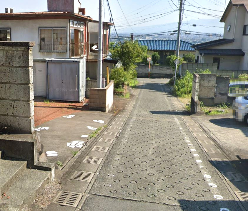 高崎市乗附町　中古の前面道路含む現地写真