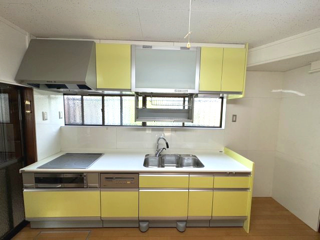 熊取町大久保南4丁目　中古戸建のキッチン|IHヒーター・食洗器付きシステムキッチン