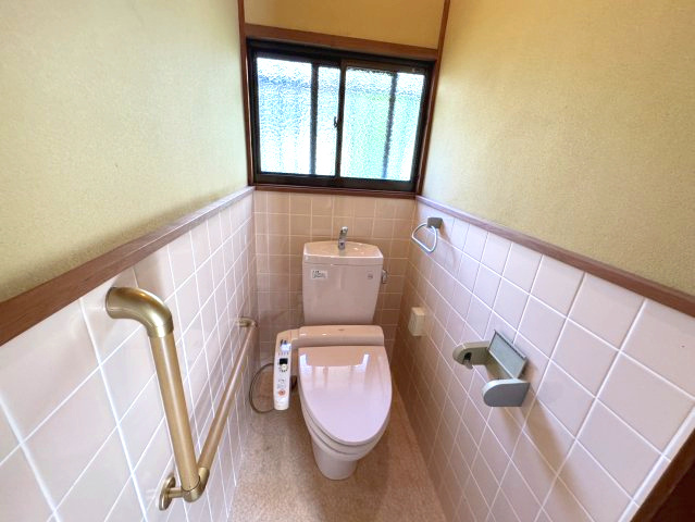 熊取町大久保南4丁目　中古戸建のトイレ|温水洗浄便座付き