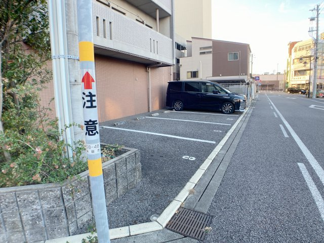 サンライズエモトの駐車場