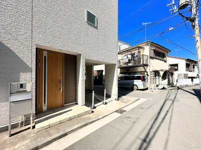 【前面道路含む現地写真】 | ◆◇西区西戸部町　中古戸建◇◆ | ◆その邸が魅せる、気品・上質・重厚感・極細やかさ、そのすべては訪れた者に安らぎと品性を与える特別な空間です。ここに住むからこそ意味がある。すべての（始まり）をここから迎えます。