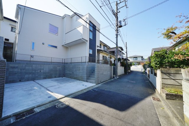 【横浜市保土ヶ谷区境木本町23-15新築戸建て】★仲介手数料無料★（権太坂小学校・境木中学校）の前面道路含む現地写真