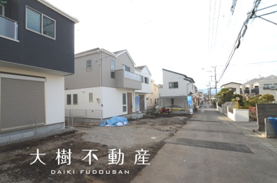 【前面道路含む現地写真】 | 海老名市国分北２丁目　新築戸建て　全４棟　【仲介手数料無料】 | ※外構はこれからになります（令和6年1月中旬現在）
