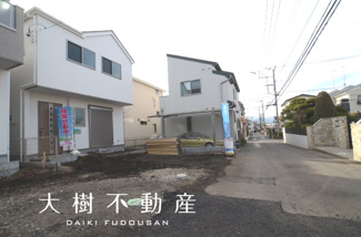 【前面道路含む現地写真】 | ※外構はこれからになります（令和6年1月中旬現在）