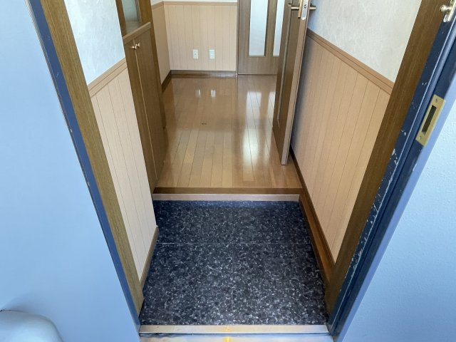 レ・アールSAGAEの玄関