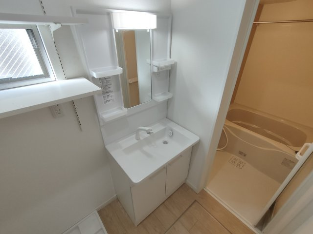 maisonette park美園の独立洗面台|独立洗面台、小物を置くことができて便利です