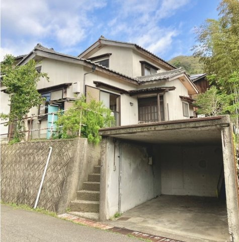 敦賀市山泉中古物件の駐車場
