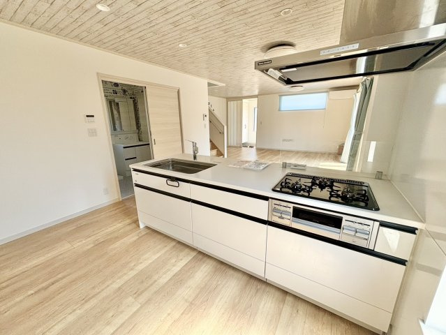 野田市古布内　中古戸建　令和2年築のキッチン|使い勝手の良いシステムキッチンです！！三口コンロなので、料理のスピードも上がりますね(*^-^*)