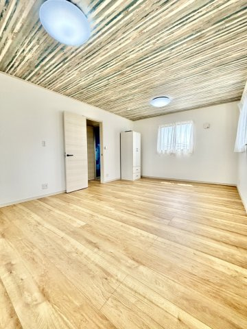 野田市古布内　中古戸建　令和2年築の洋室|天井の壁紙が温かい雰囲気を出してくれる12帖の洋室です♪