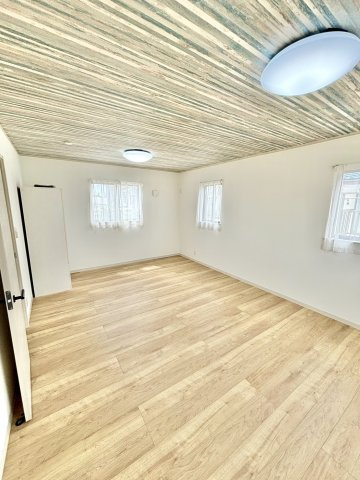 野田市古布内　中古戸建　令和2年築の洋室|窓がたくさんあるので、たっぷりの日差しが入ります♪