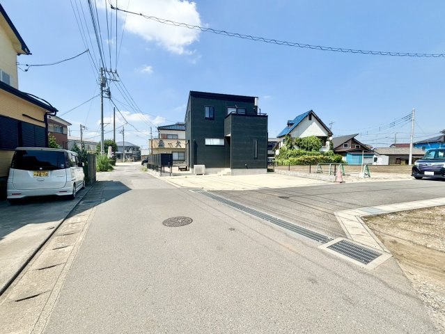 野田市古布内　中古戸建　令和2年築の駐車場|交通量が少なくゆったりとした前面道路は、小さなお子様のいるご家庭にも安心です(^^♪