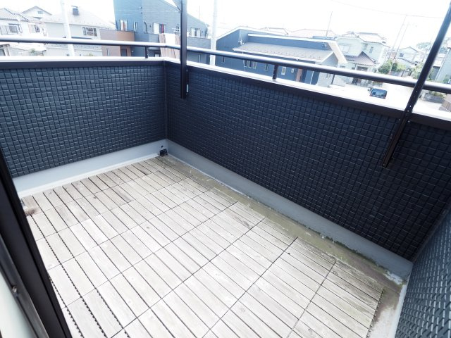野田市古布内　中古戸建　令和2年築のバルコニー|広々バルコニーでは毎日のお洗濯をスムーズで快適にしてくれます♪