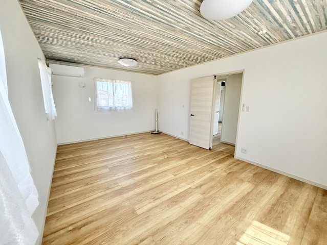 野田市古布内　中古戸建　令和2年築の洋室|ゆったりとした主寝室は、ダブルベッドにデスクを置いても余裕の広さです(*´▽｀*)