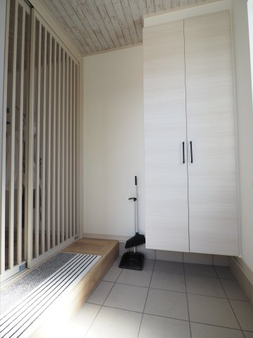 野田市古布内　中古戸建　令和2年築の玄関|玄関に入ってすぐ扉があるので、リビングの目隠しにもなります♪