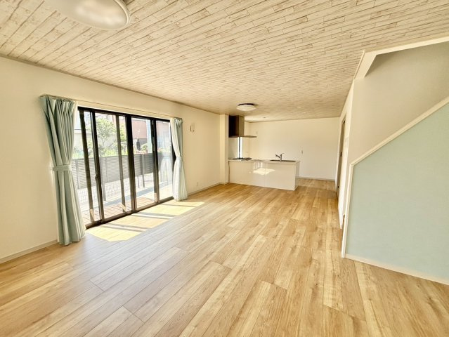 野田市古布内　中古戸建　令和2年築の居間・リビング|大きな窓から日差しの入る、22.5帖の広々としたリビングです♪