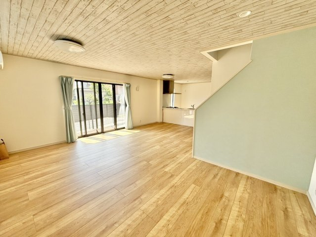 野田市古布内　中古戸建　令和2年築の居間・リビング|くすみグリーンの壁紙がかわいいリビング♪家具選びにワクワクしちゃいますね(*^-^*)