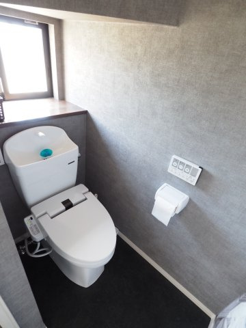 野田市古布内　中古戸建　令和2年築のトイレ|モダンな印象のトイレ！！小窓が付いていて、採光も換気もGOOD☆