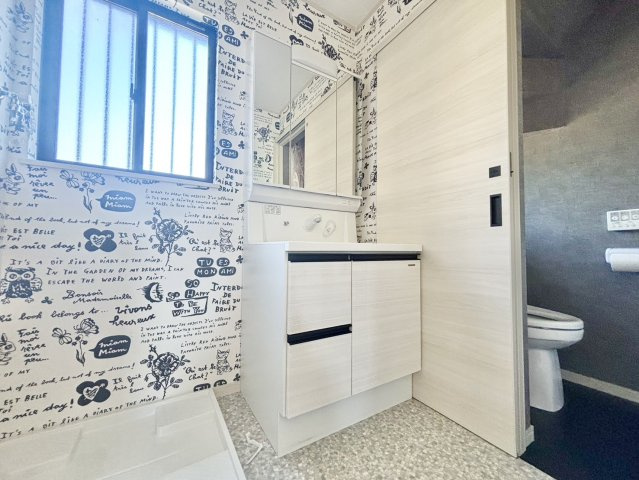 野田市古布内　中古戸建　令和2年築の独立洗面台|使い勝手のいい三面鏡の洗面台は、収納力もあるのでスッキリ片付けられます♪