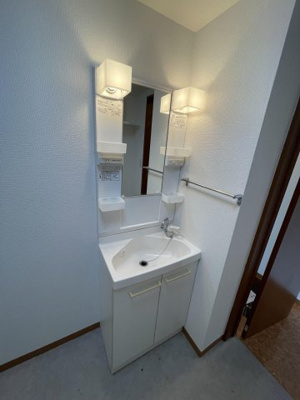 【独立洗面台】 | アヴニール高宮東 | 別号室の写真になります。現況優先。