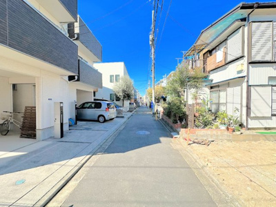 【前面道路含む現地写真】 | ◆◇綱島西3丁目　新築戸建て◇◆ | ◆明るい2階リビング！外からの視線もシャットアウトできます。陽当り良好なリビングみんなが集まる楽しい空間になります。