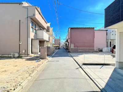 【前面道路含む現地写真】 | ◆◇綱島西3丁目　新築戸建て◇◆ | ◆キッチンからダイニングやリビングが見渡せるキッチン。料理をしながら家族とコミュニケーションをとれるだけでなく、大きな開放感も得られることができます。
