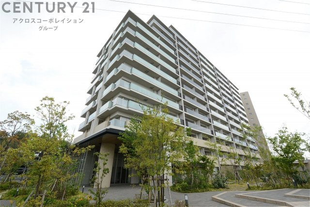 ２０１９年築の築浅マンションです。近隣にはドラッグストアやスーパーなどの買い物施設も充実。バス停も近くにあり、阪急「仁川」駅へは仁川沿いに徒歩でアクセス可♪