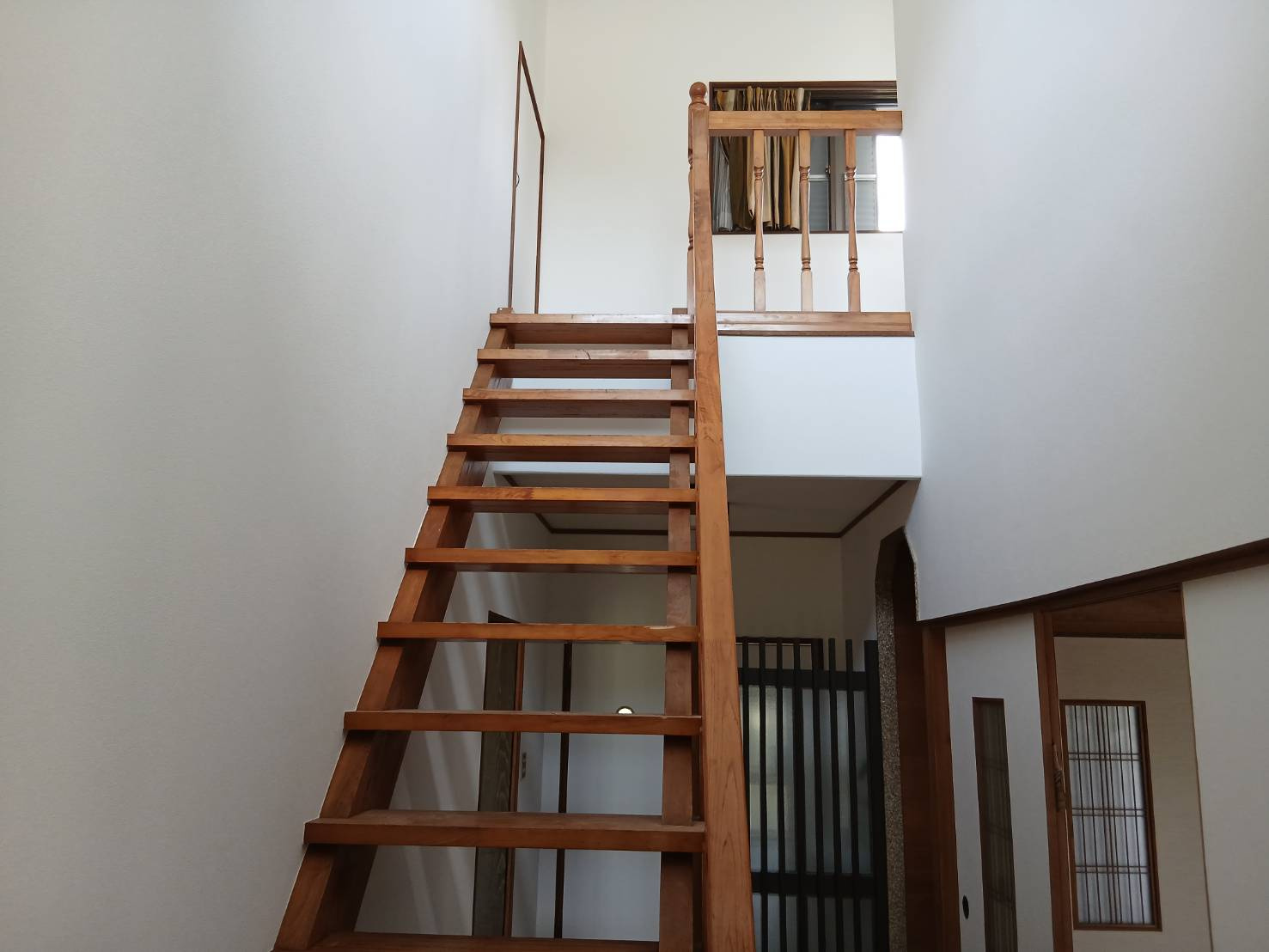 casa giapponese　　カーサ・ジャポネーゼ 　の内装|玄関前は階段と泣ております。