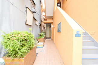 【エントランス】 | お客様を、そして住人を出迎えてくれるマンションのエントランス。ゴミが落ちていないことからも、管理状態の良さや住民の節度の高さが見て取れます。～即日のご見学可能～　お問合せはお気軽にどうぞ。