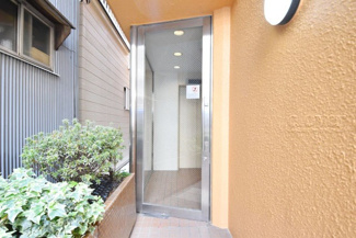 【エントランス】 | マンションの正面エントランス。出入りする人間を癒してくれるマンション入り口であり、その建物の「顔」でもあります。～即日のご見学可能～　お問合せはお気軽にどうぞ。